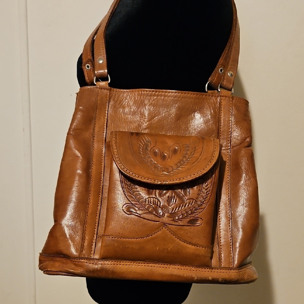 Chic Tan Leather Shoulder Bag